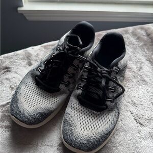 Nike Women’s Lightweight Black and Gray Knit Athletic Sneakers